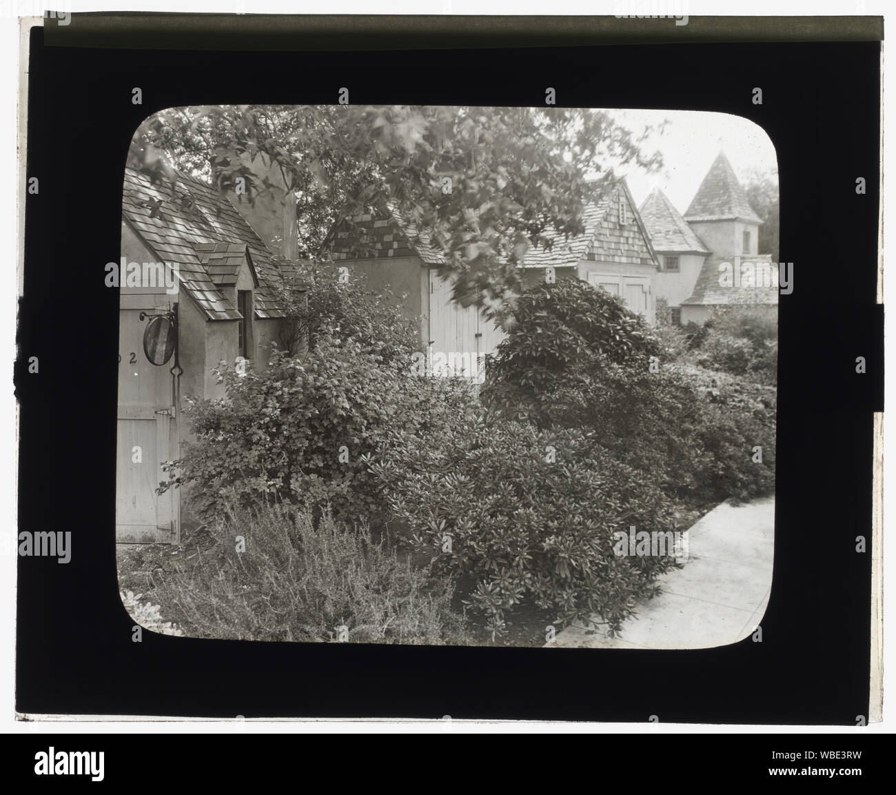 Frank Carson Anderson House, 1321, rue de l'épinette, Phildelphia, Pennsylvanie. Garage Abstract/medium : 1 photographie : Diapositive sur verre, n&b ; 3,25 x 4 in. Banque D'Images