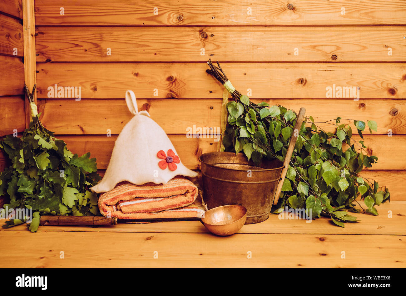 Divers accessoires sauna dans un sauna finlandais bain de vapeur. Feutre empêche les dommages des cheveux, conserve la tête de plus de chauffage, un balai fait de branches sont pour les s Banque D'Images