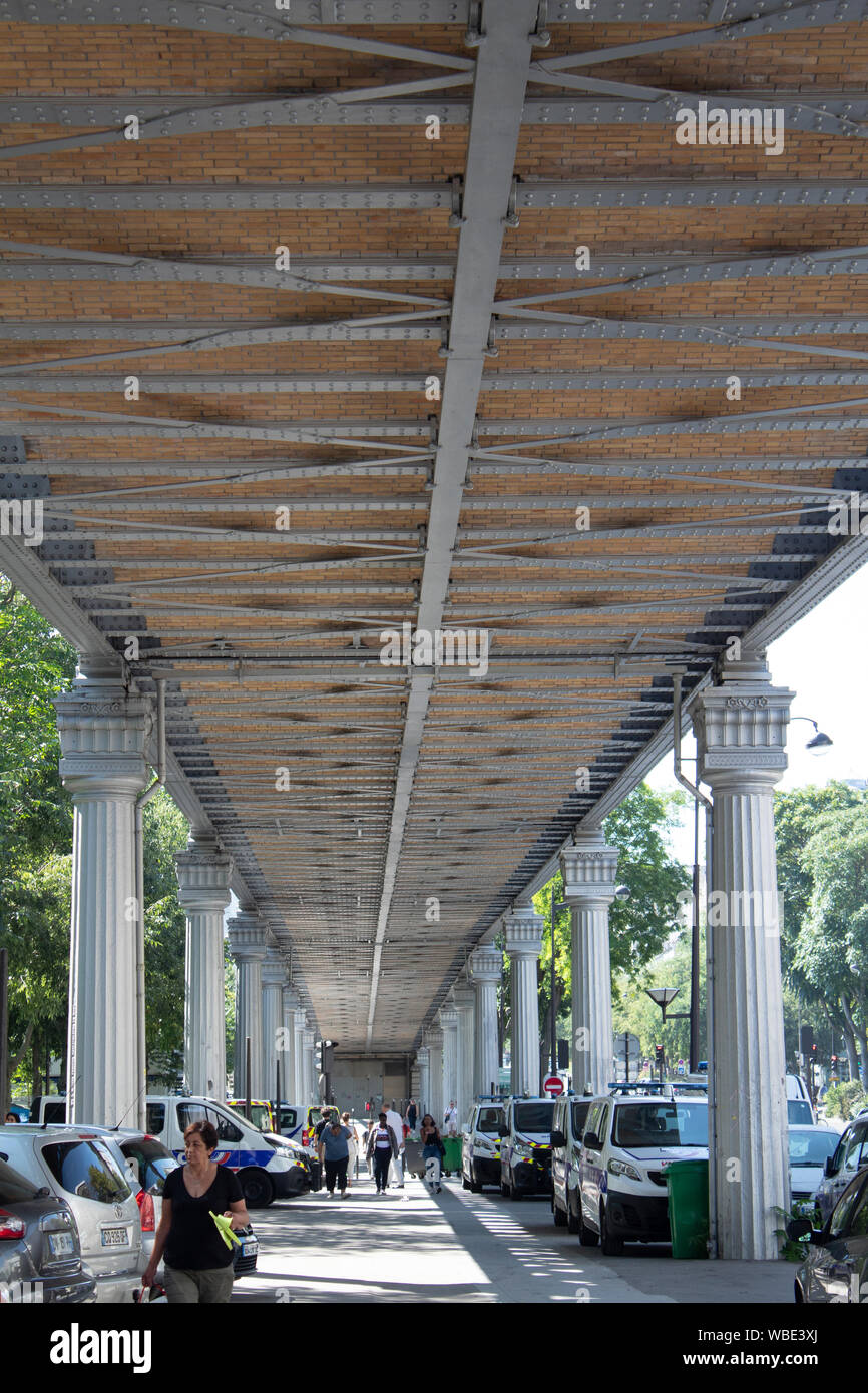 Le Viaduc du Boulevard Vincent Auriol (IV) pour porter le fer sur le Boulevard Vincent Auriol, Paris France Banque D'Images