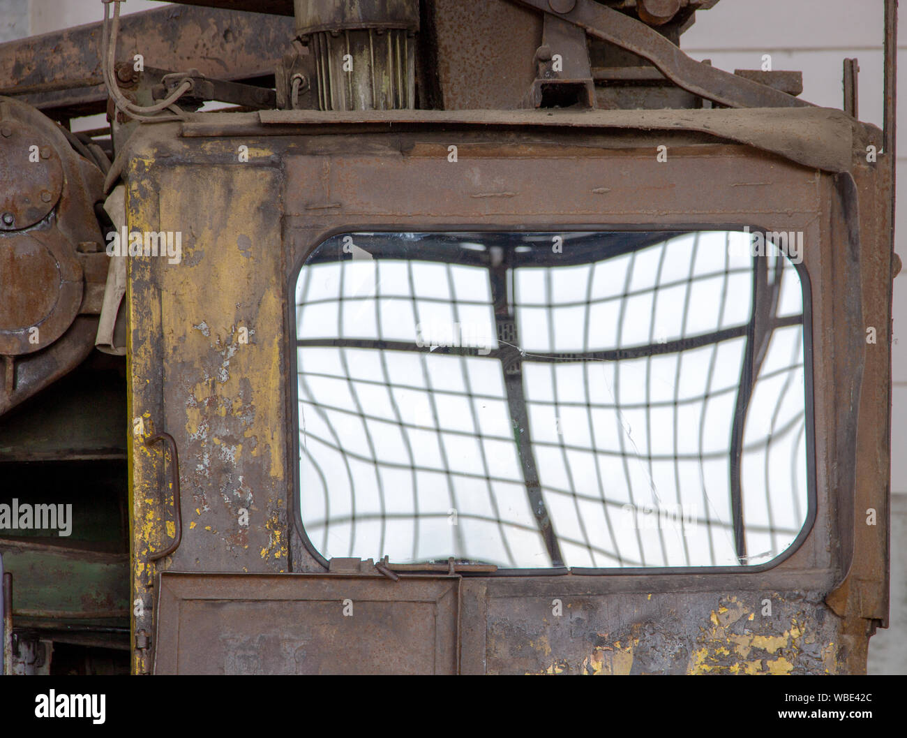 Reflet de factory windows dans une fenêtre de la grue Banque D'Images