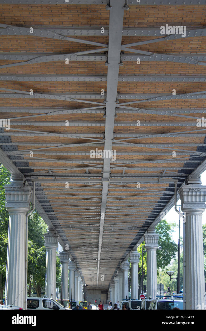 Le Viaduc du Boulevard Vincent Auriol (IV) pour porter le fer sur le Boulevard Vincent Auriol, Paris France Banque D'Images