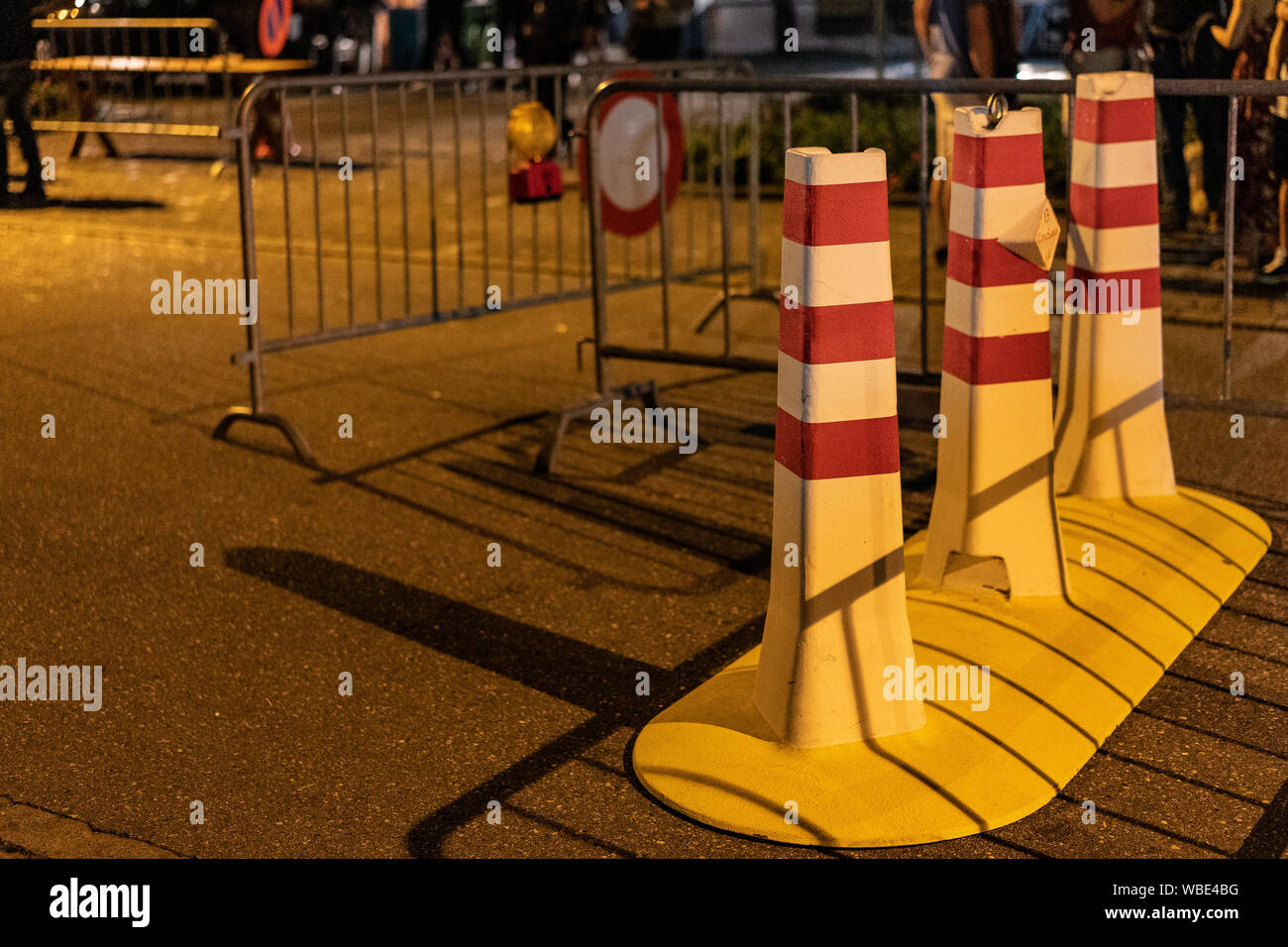 Stadtfest Brugg 24 août 2019. Photographie de rue. Bollard et limite avec focus sélectif dans la nuit. Banque D'Images
