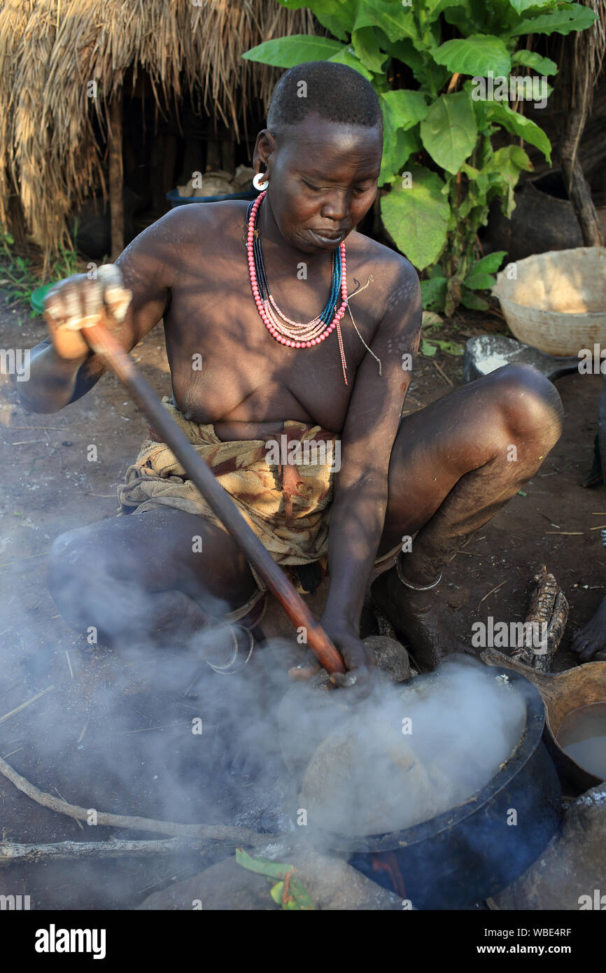 Femme lipplate avec suri dans le sud de l'Éthiopie, l'Omo. Un programme de réinstallation menace les tribus en Ethiopie. Banque D'Images