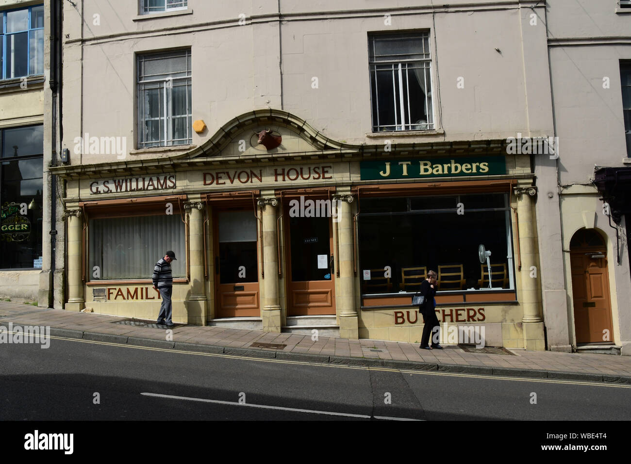Avant orné sur une ancienne boucherie shop maintenant utilisé comme un salon de coiffure sur la rue baignoire raide à Frome, Somerset, Royaume-Uni. Banque D'Images