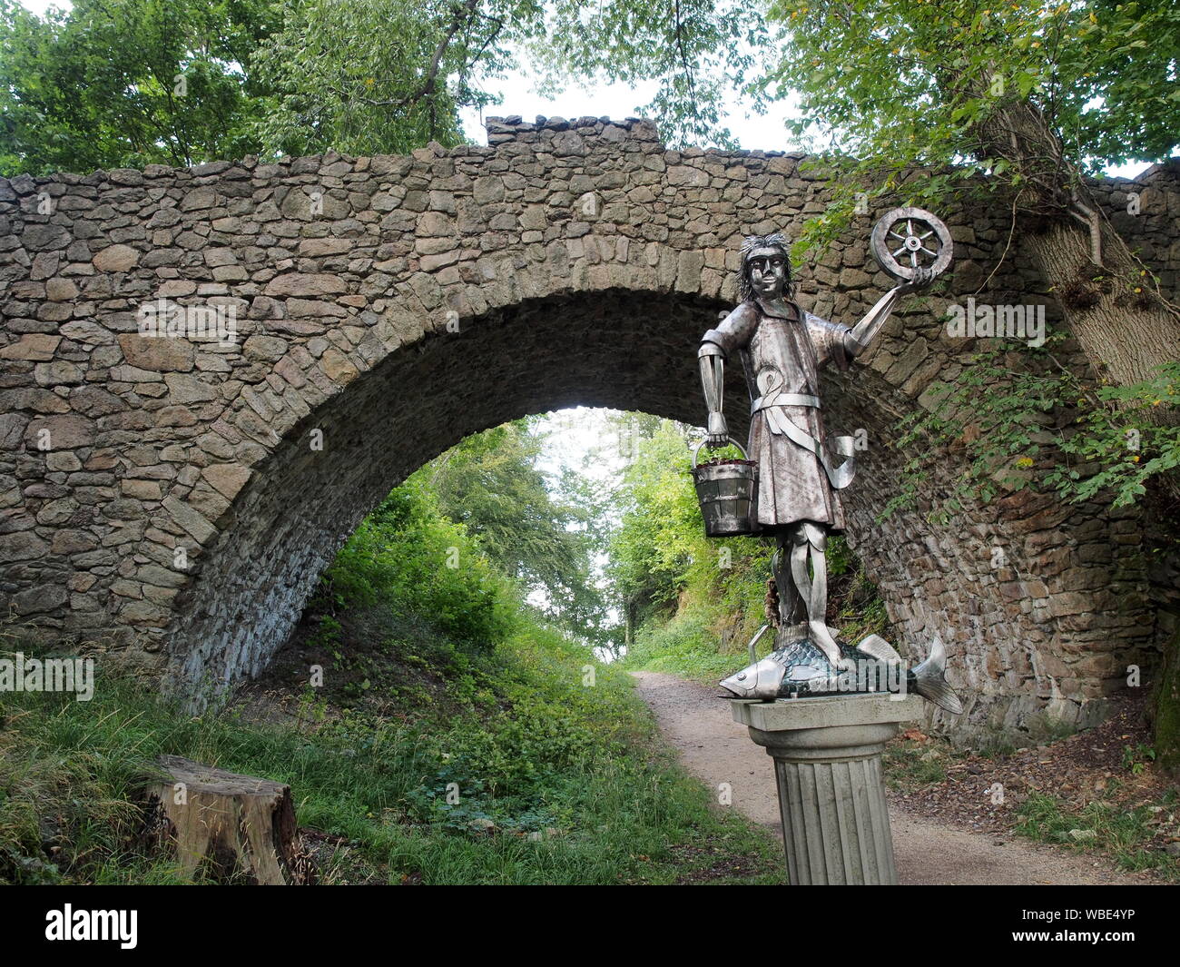 Harzburg château pont de pierre et Krodo statue, Bad Harzburg, Allemagne Banque D'Images Harzburg château pont de pierre et Krodo statue, Bad Harzburg, Allemagne Banque D'Images