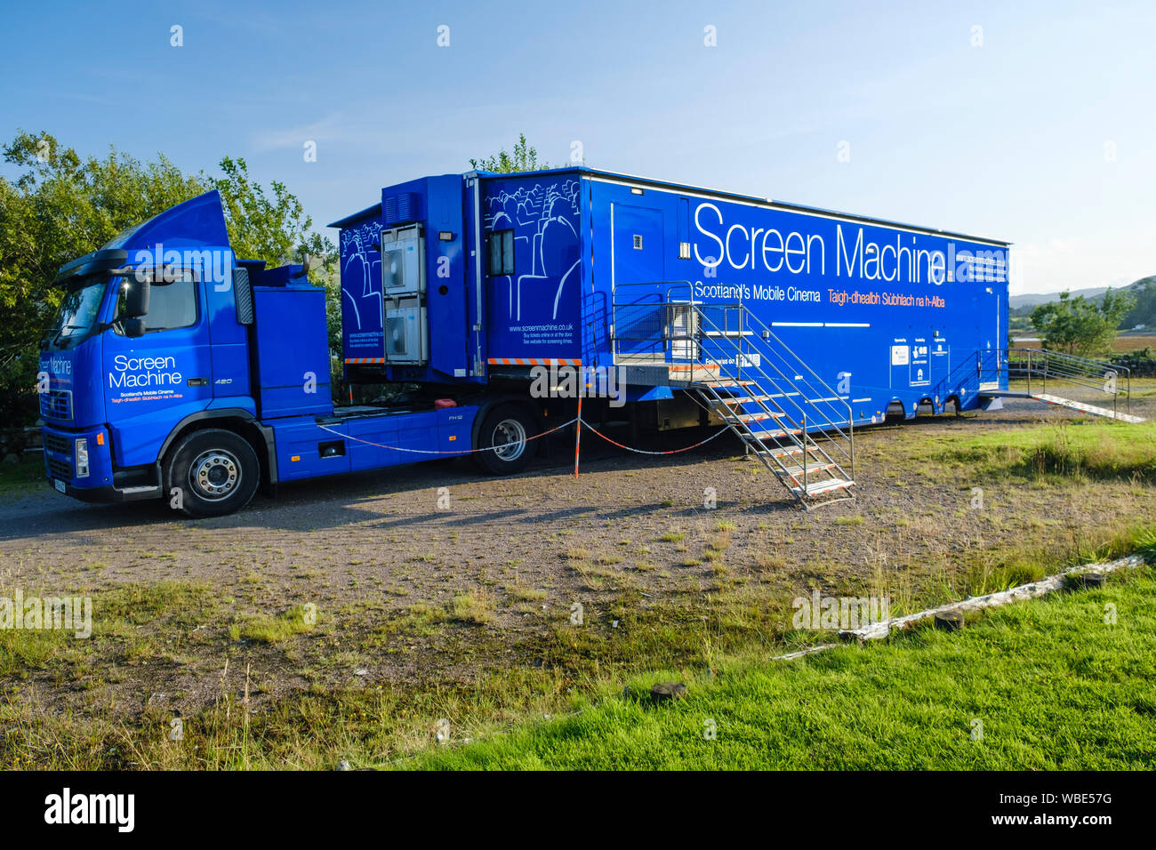 Machine mobile, écran de cinéma, visiter l'Ecosse des Highlands & Islands. Stationné à Battery Park, Lochcarron village, pour projection de films. Banque D'Images