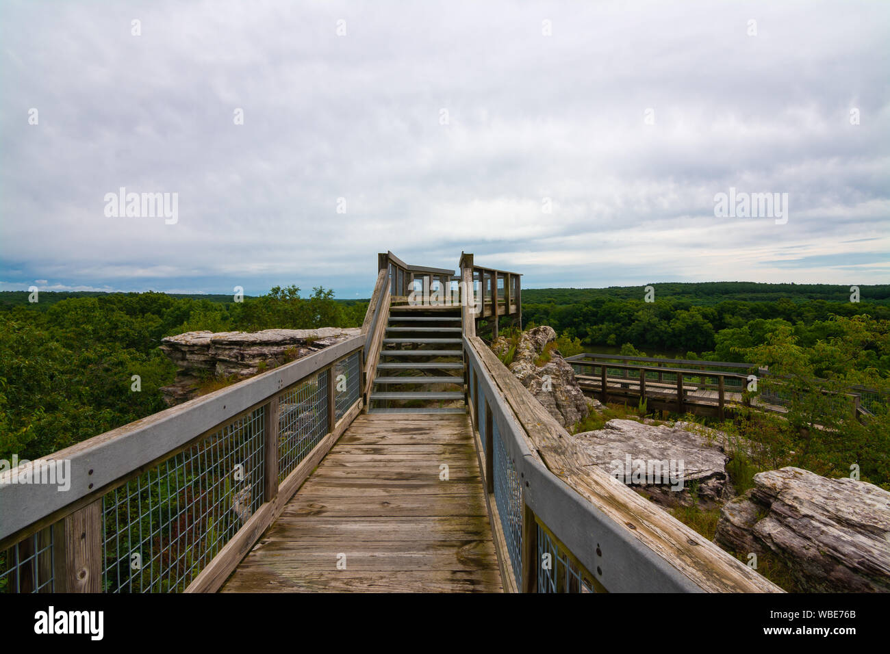 Passerelle en bois et terrasse d'observation à Castle Rock State Park, Illinois. Banque D'Images