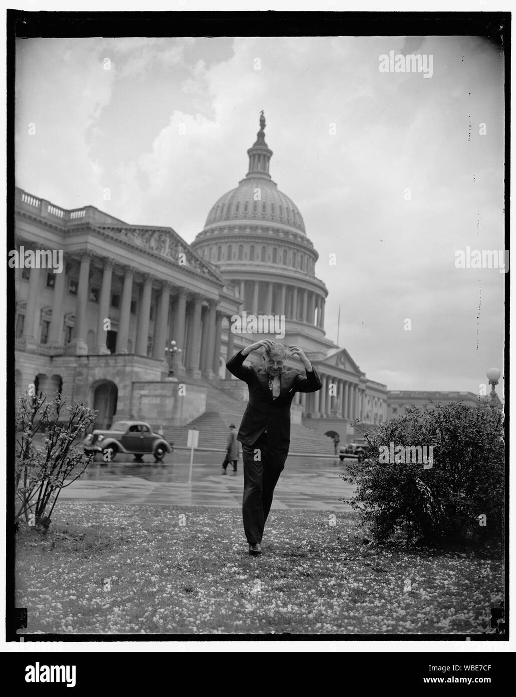 Tempête de grêle Freak hits Capitol. Washington, D.C., le 29 avril. Un phénomène de pluie verglaçante, de présenter sous forme de pellets de la grêle aussi grand que naphtaline, se sont rendus à la capitale aujourd'hui. Les grêlons percé auto chiffon tops comme s'ils étaient faits de papier-mâché. Rempl. Pat Boland de Pennsylvanie, Chambre Whip, est illustrée comme il esquiva le grêlons sur la colline du Capitole, 4/29/38 Abstract/moyenne : 1 négatif : vitrage ; 4 x 5 in. ou moins Banque D'Images