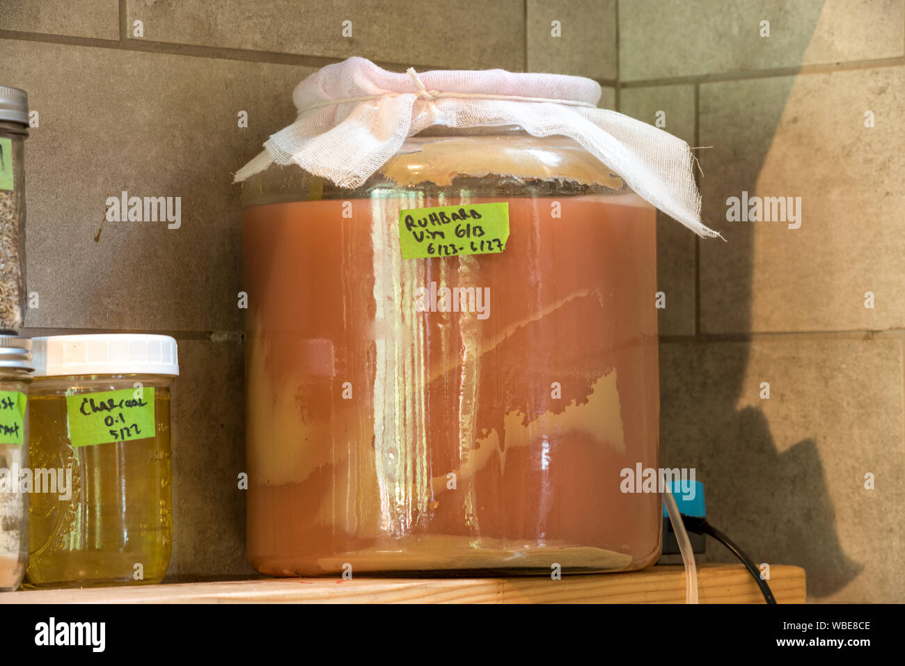 Le vinaigre et l'huile de charbon de la rhubarbe dans la cuisine de l'Minam River Lodge dans les montagnes de l'Oregon Wallowa. Banque D'Images