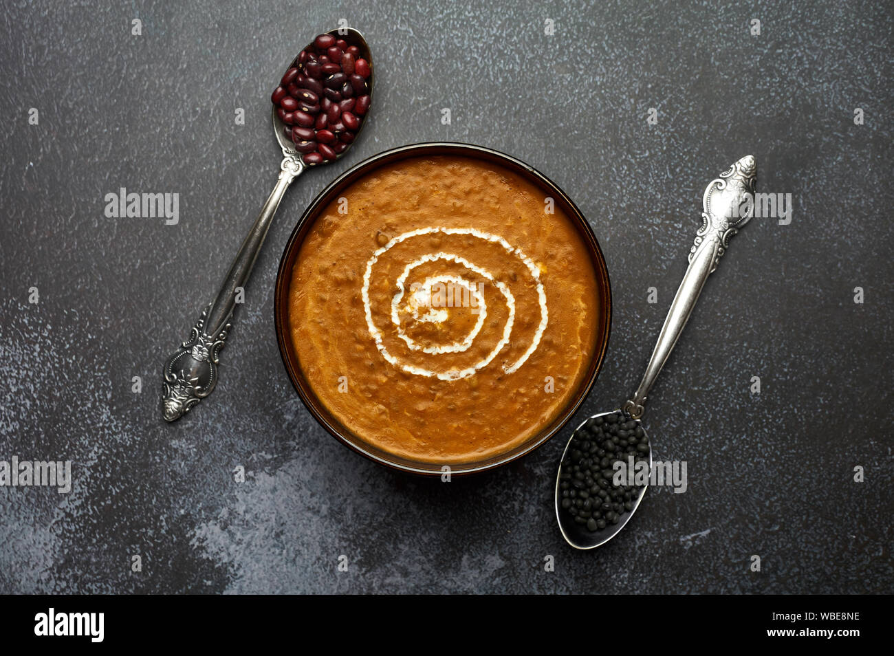 Dal Makhani à fond sombre. Dal Makhani - cuisine indienne traditionnelle avec plat de purée de haricots rouges, haricots urad, le beurre, les épices et la crème. Banque D'Images