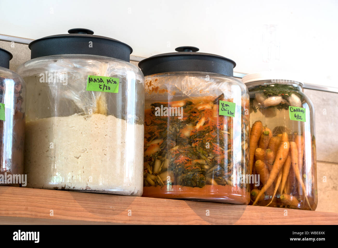 La fermentation du masa le miso, carottes et kim chi dans la cuisine de l'Minam River Lodge dans les montagnes de l'Oregon Wallowa. Banque D'Images