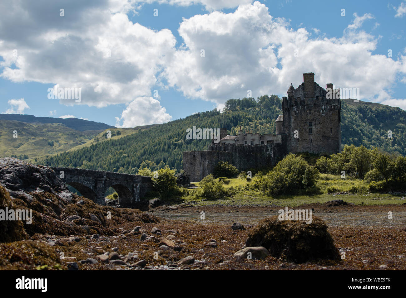 Le Château d'Eilean Donan, à l'entrée du Loch Duich, à Kyle of Lochalsh dans les hautes terres de l'ouest de l'Écosse, l'un des plus évocateurs, United Kingdo Banque D'Images