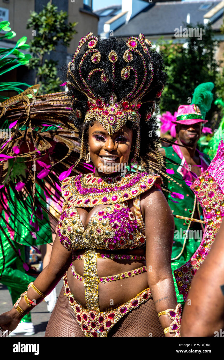 26 août 2019 - Femme portant un costume samba embelli à Notting Hill Carnival sur une banque chaud lundi férié, Londres, Royaume-Uni Banque D'Images