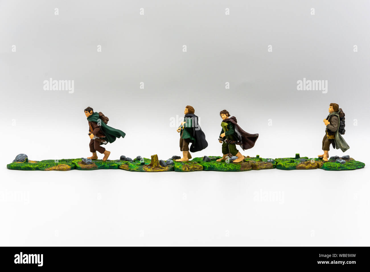 Hobbit jouet : Quatre Hobbits marcher sur leur voyage. Banque D'Images