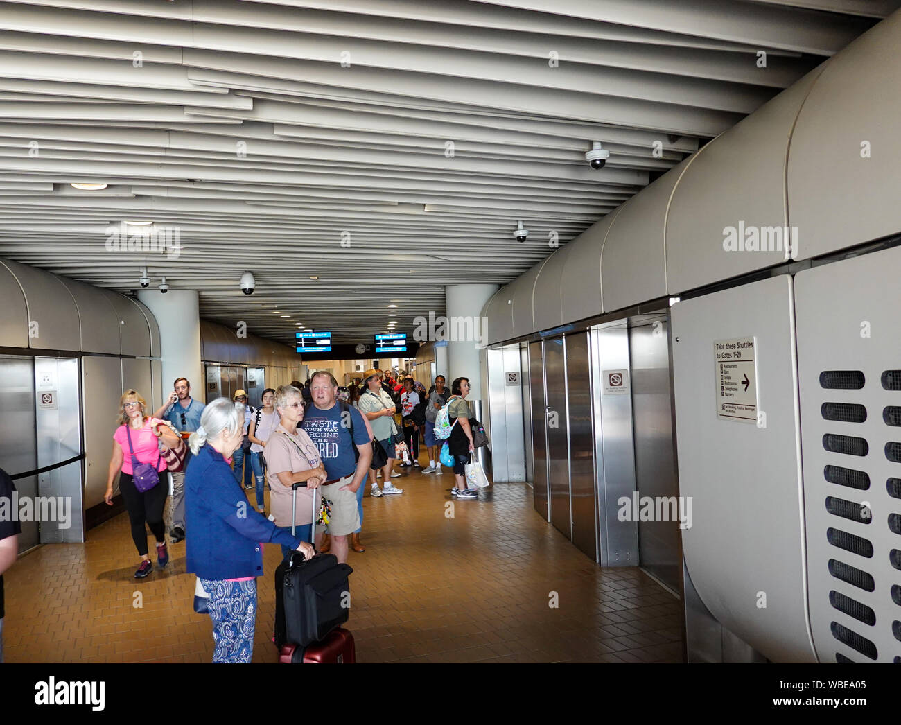 Orlando, Floride/USA-8/22/19 : personnes en attente d'obtenir sur un train pour s'être à l'aéroport d'embarquement. Banque D'Images