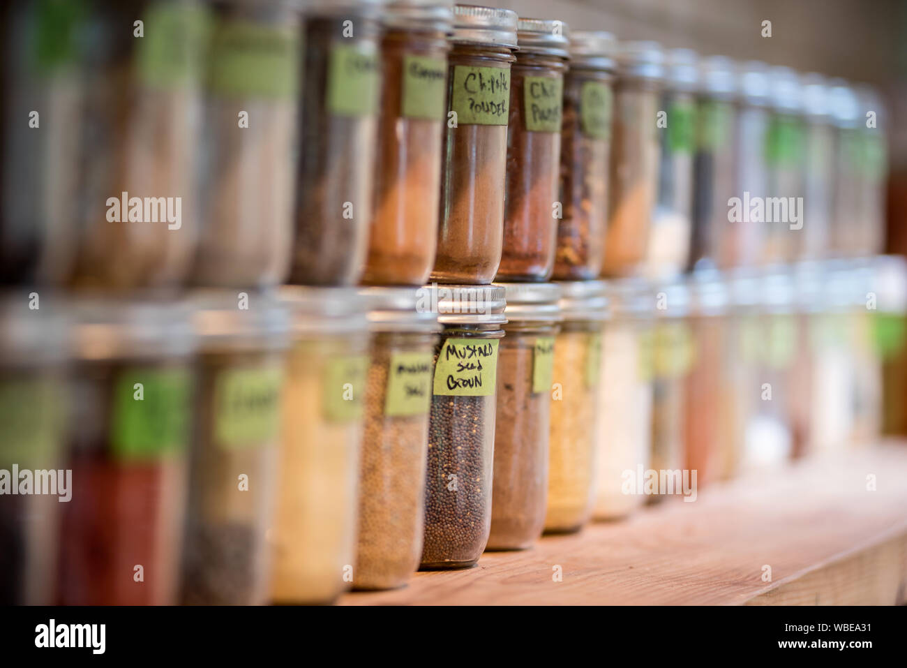 La durée d'épices et autres ingrédients dans la cuisine de l'Minam River Lodge dans les montagnes de l'Oregon Wallowa. Banque D'Images