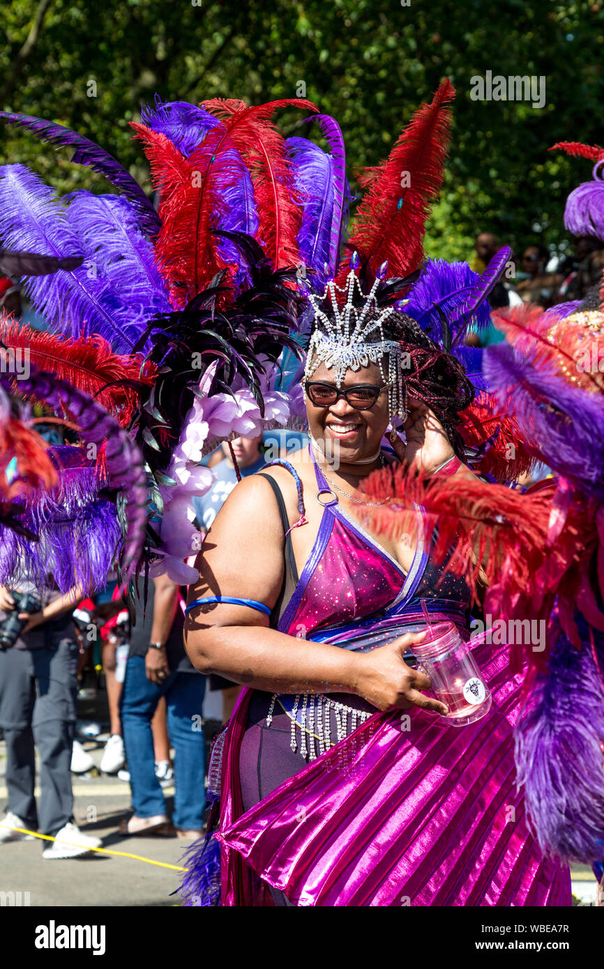 26 août 2019 - Danseuse habillé en plumes sur la coiffure à Notting Hill Carnival sur une banque chaud lundi férié, Londres, Royaume-Uni Banque D'Images