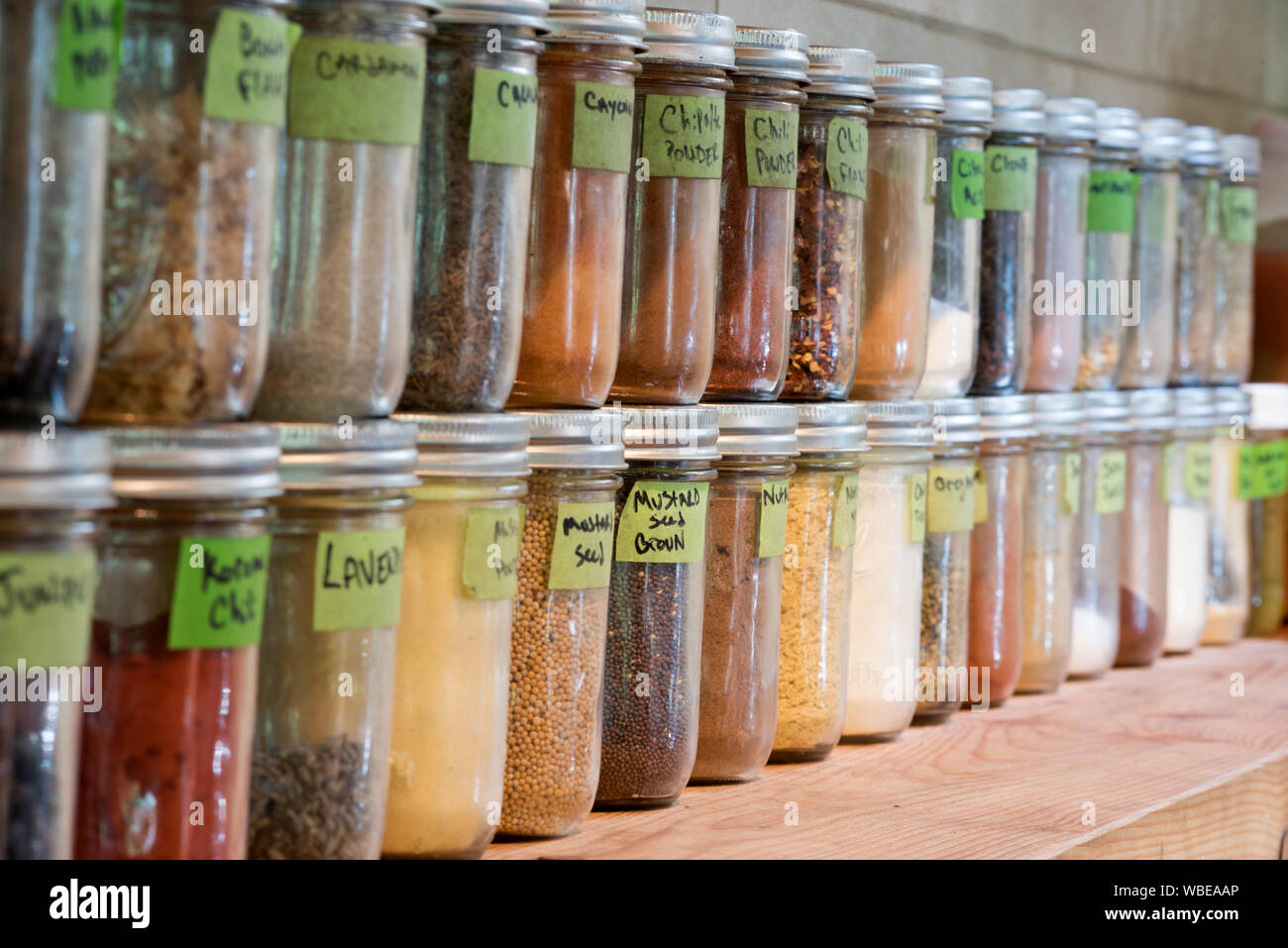 La durée d'épices et autres ingrédients dans la cuisine de l'Minam River Lodge dans les montagnes de l'Oregon Wallowa. Banque D'Images