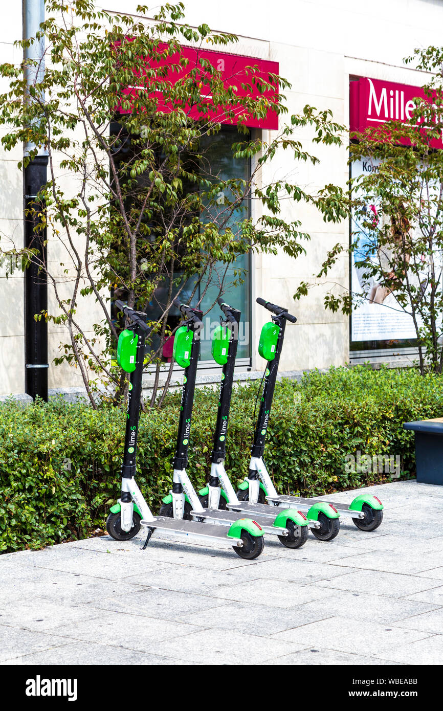 La Chaux-S de location de scooters électriques en stationnement sur la rue à Varsovie, Pologne Banque D'Images