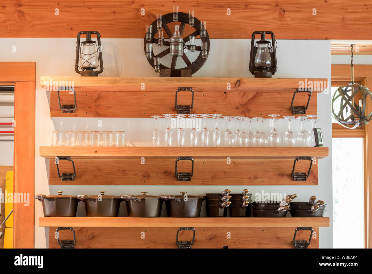 Verres de Champagne et de la vaisselle sur les étagères à l'Minam River Lodge dans les montagnes de l'Oregon Wallowa. Banque D'Images