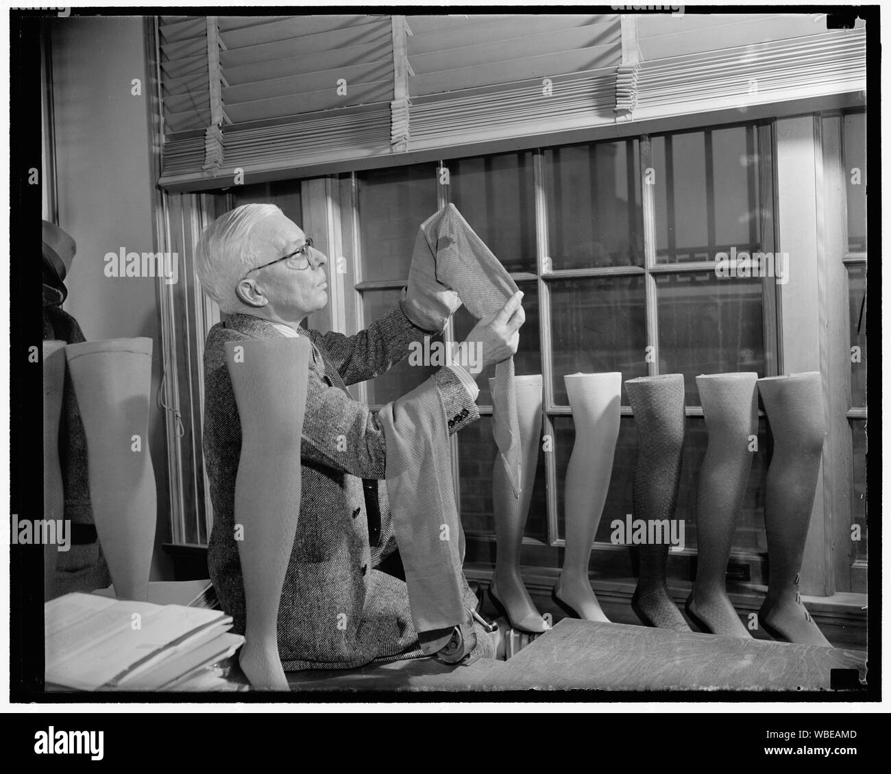 Gel des crédits du Japon peuvent populariser des bas de coton pour milady. Washington, D.C., le 26 juillet. Il semble que le ministère de l'Agriculture des États-Unis en vue d'améliorer les bas de coton et ainsi de populariser le port d'entre eux comme un moyen d'écouler les surplus de coton longue fibre, va porter ses fruits maintenant que le Japon a avoirs ont été gelés aux Etats-Unis Japon fournit la plupart des bas de soie utilisés dans l'fabriqués au pays et à l'heure actuelle, d'après les rapports, il n'y a qu'environ deux mois et demi d'alimentation de gauche. Le commerce entre les États-Unis et le Japon sera sans doute touché Banque D'Images