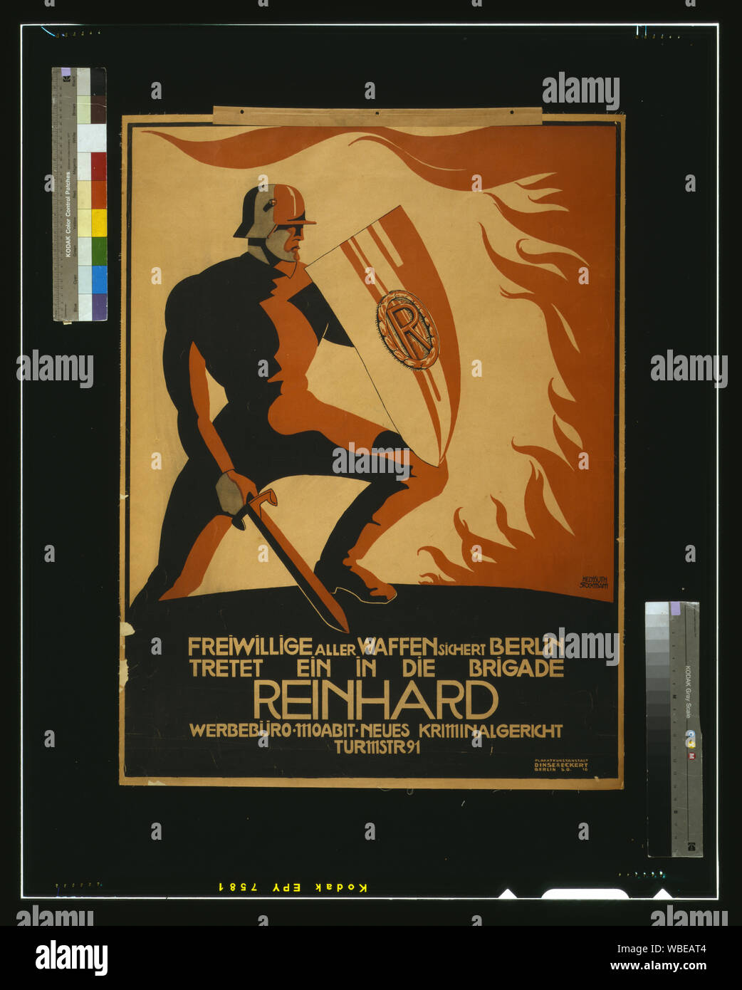 Freiwillige aller Waffen sichert Berlin ; tretet dans die ein Reinhard Brigade Résumé : Poster montre un soldat tenant une épée et dispositif de protection avec la lettre R sur elle, en face de flammes. Texte : bénévoles avec toutes les armes se fixer à Berlin. S'engager dans la Brigade de Reinhard. Banque D'Images