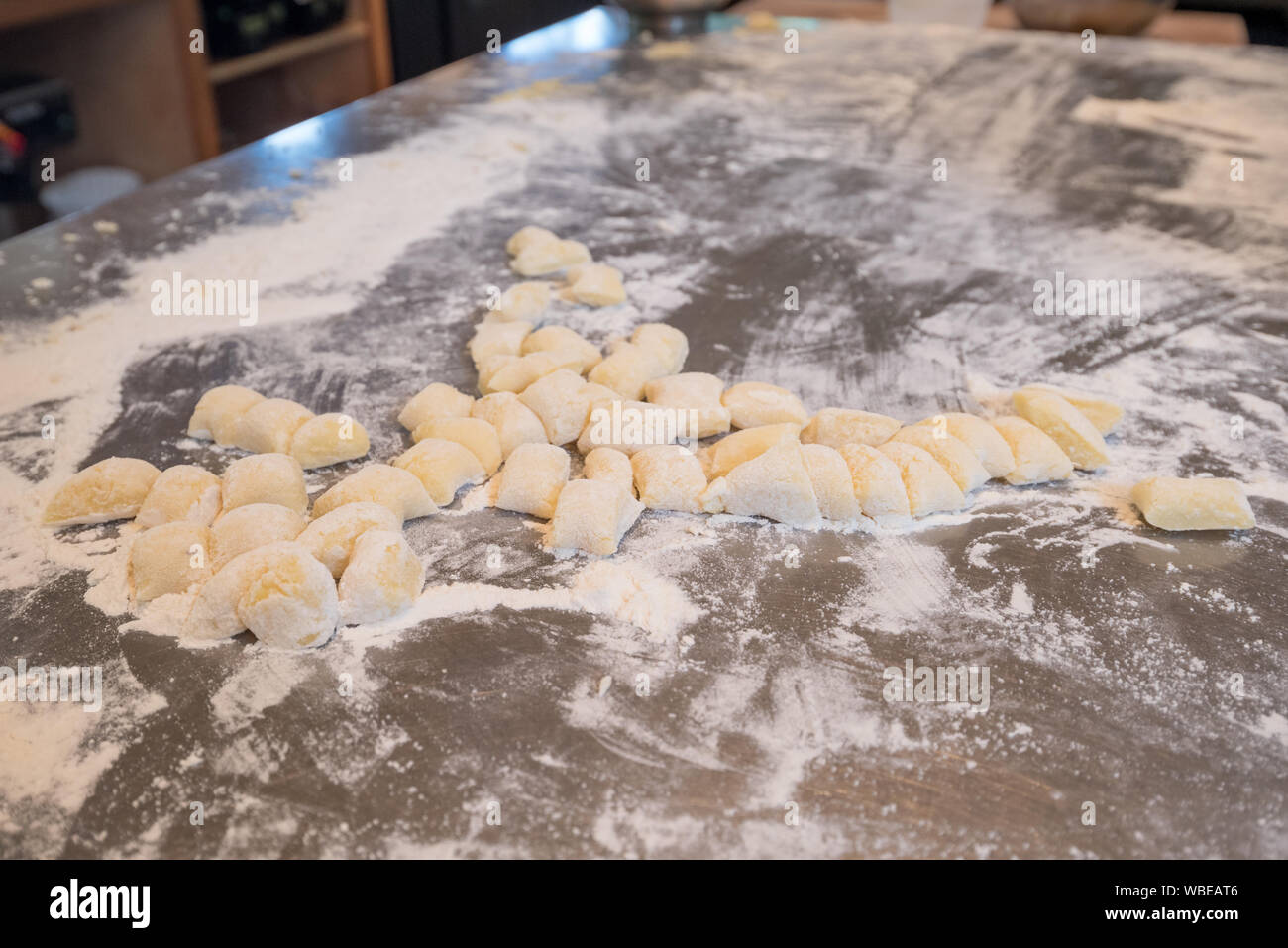 Couper la pâte gnocci, Minam River Lodge, Oregon. Banque D'Images
