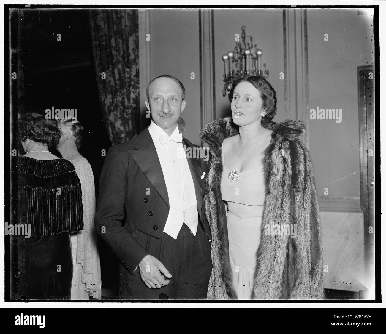 L'ambassadeur français et Mme. Capot moteur. Washington, D.C., 3 avril. L'ambassadeur français et Mme. Georges Bonnet sur la photo qu'ils ont assisté à la boule de Nations Unies dans la capitale cette semaine, 4/3/1937 Abstract/moyenne : 1 négatif : vitrage ; 4 x 5 in. ou moins Banque D'Images