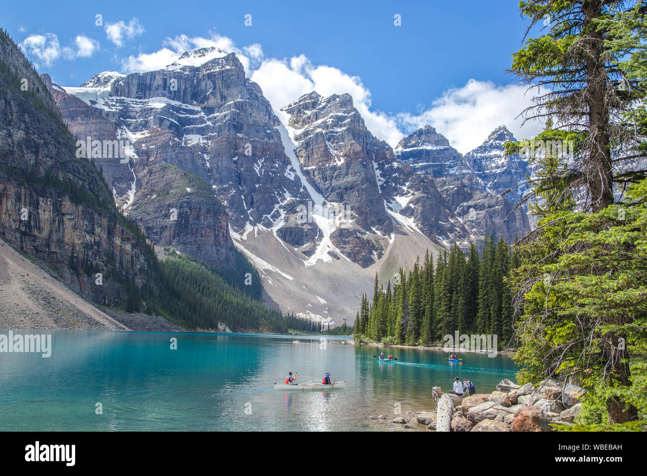Des kayaks à lacs bleu glacier à Banff, Canada Banque D'Images