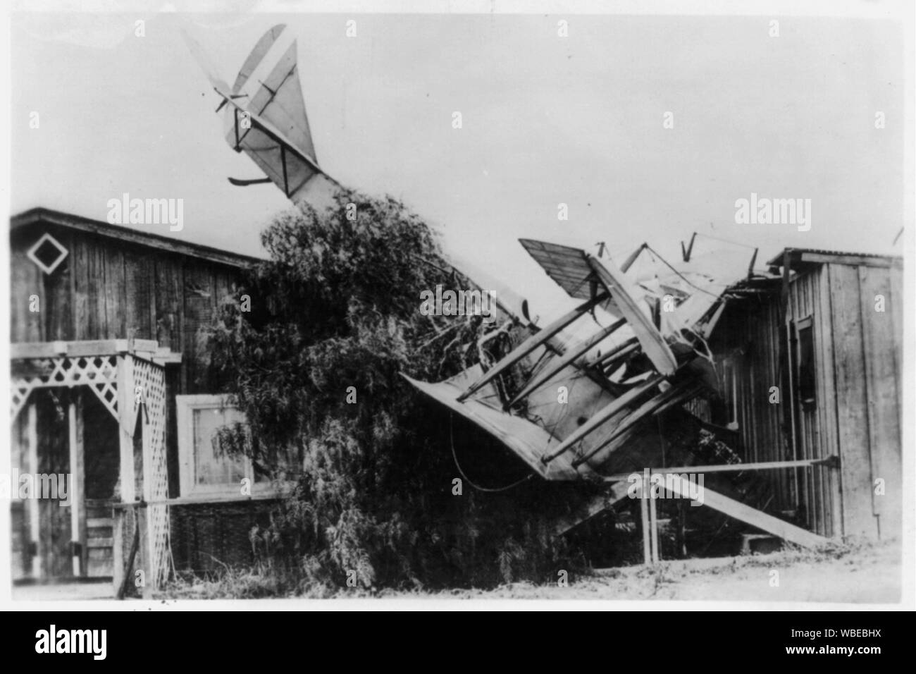 Bi-français avion s'est écrasé dans la maison, la Première Guerre mondiale Résumé/moyenne : 1 tirage photographique. Banque D'Images