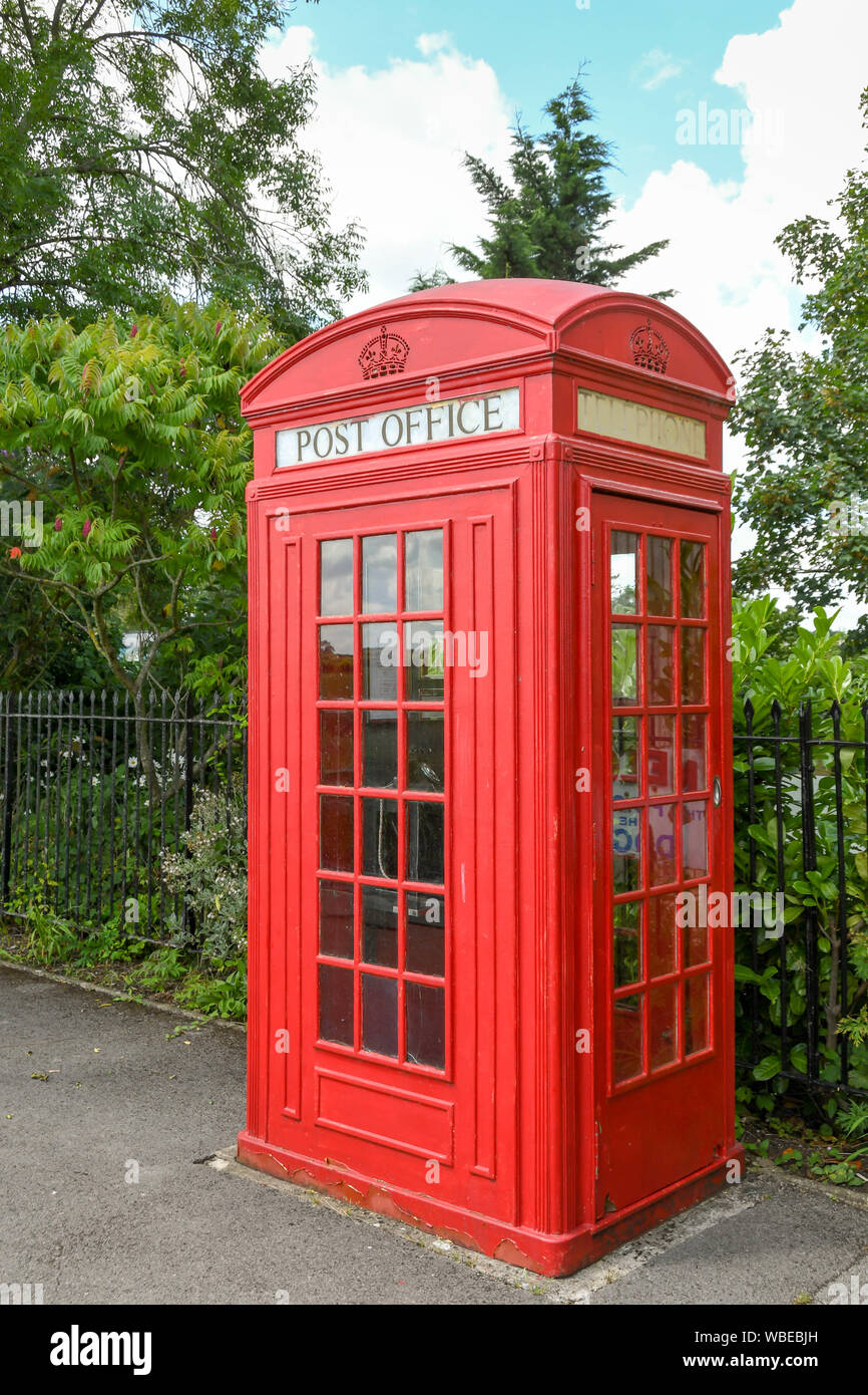 CRANMORE, ANGLETERRE - Juillet 2019 : bureau de poste téléphone rouge fort conservés sur la plate-forme de Station Cranmore à l'Orient. Fer Somerset Banque D'Images