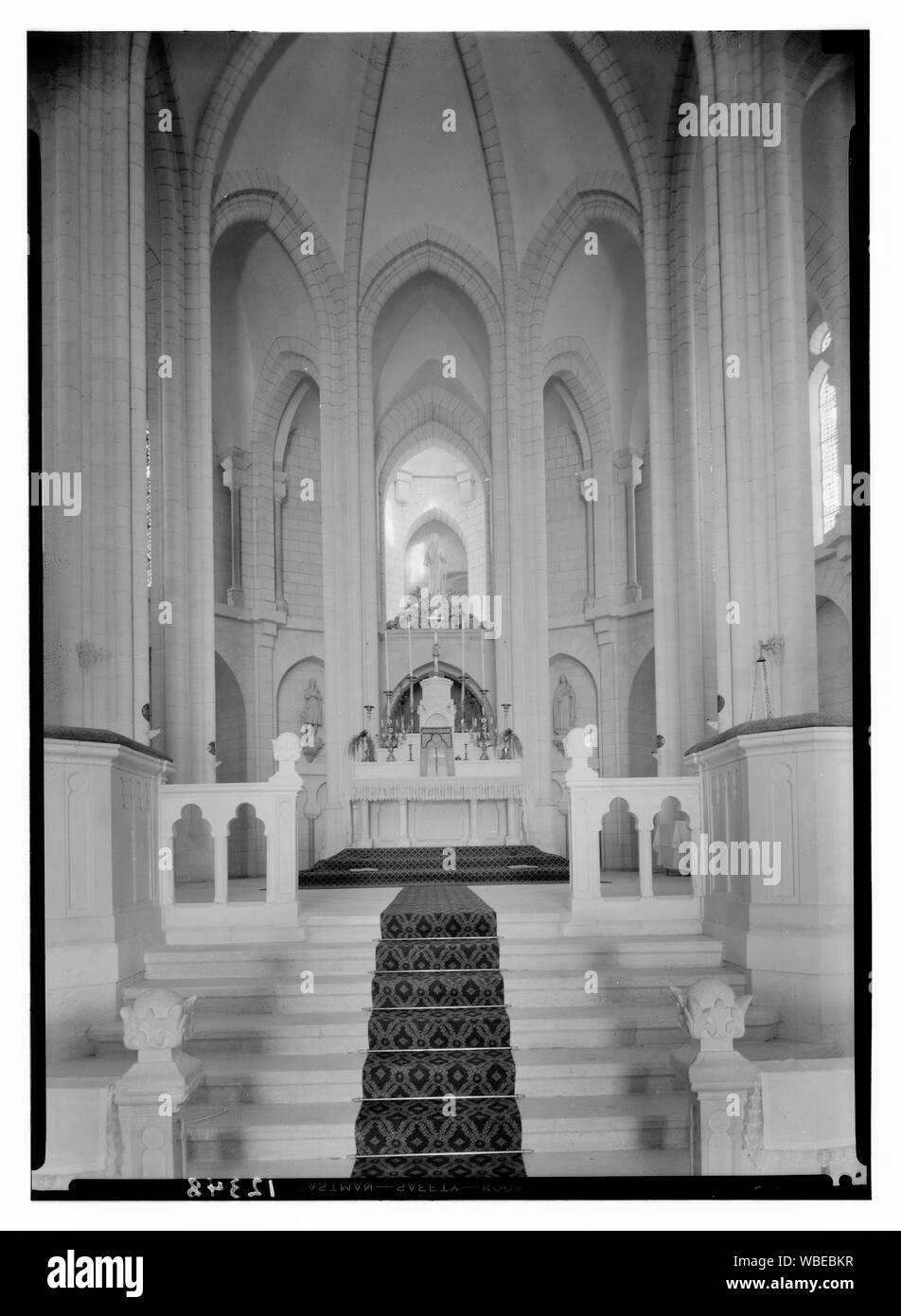 Eglise de France & orphelinat de Jésus de Nazareth de l'adolescent. [Int érieur] basilique de prises de plus près à l'autel Abstract/medium : G. Eric et Edith Matson Photograph Collection Banque D'Images