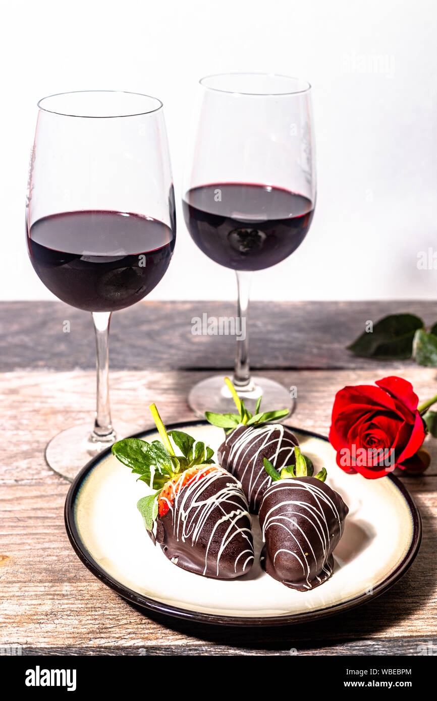 Roses romantiques, des fraises au chocolat et du vin à la verticale Banque D'Images