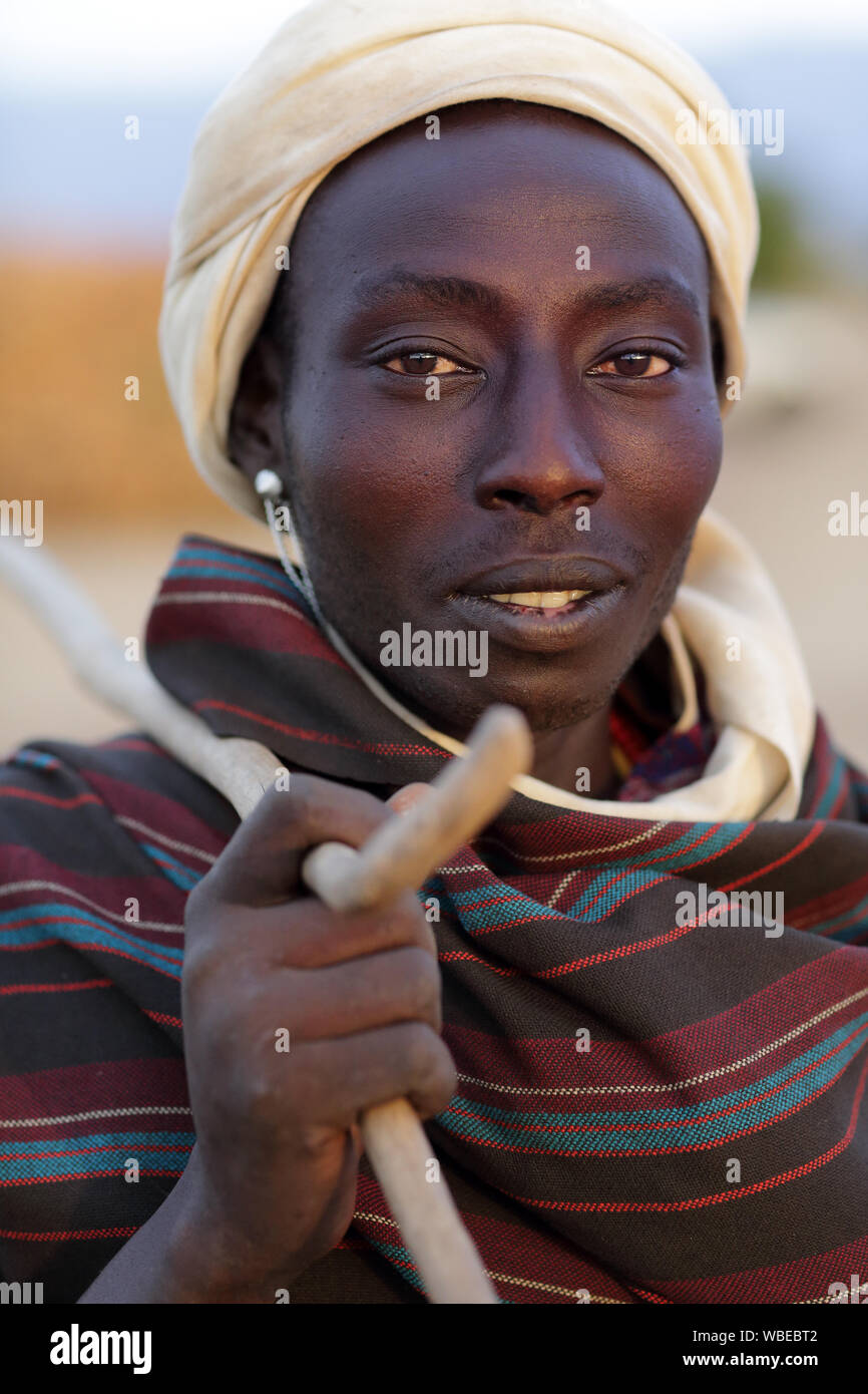 Arbore warrior en vallée de l'Omo inférieur, de l'Éthiopie. Un programme de réinstallation en cours menace les tribus dans le sud de l'Ethiopie Banque D'Images