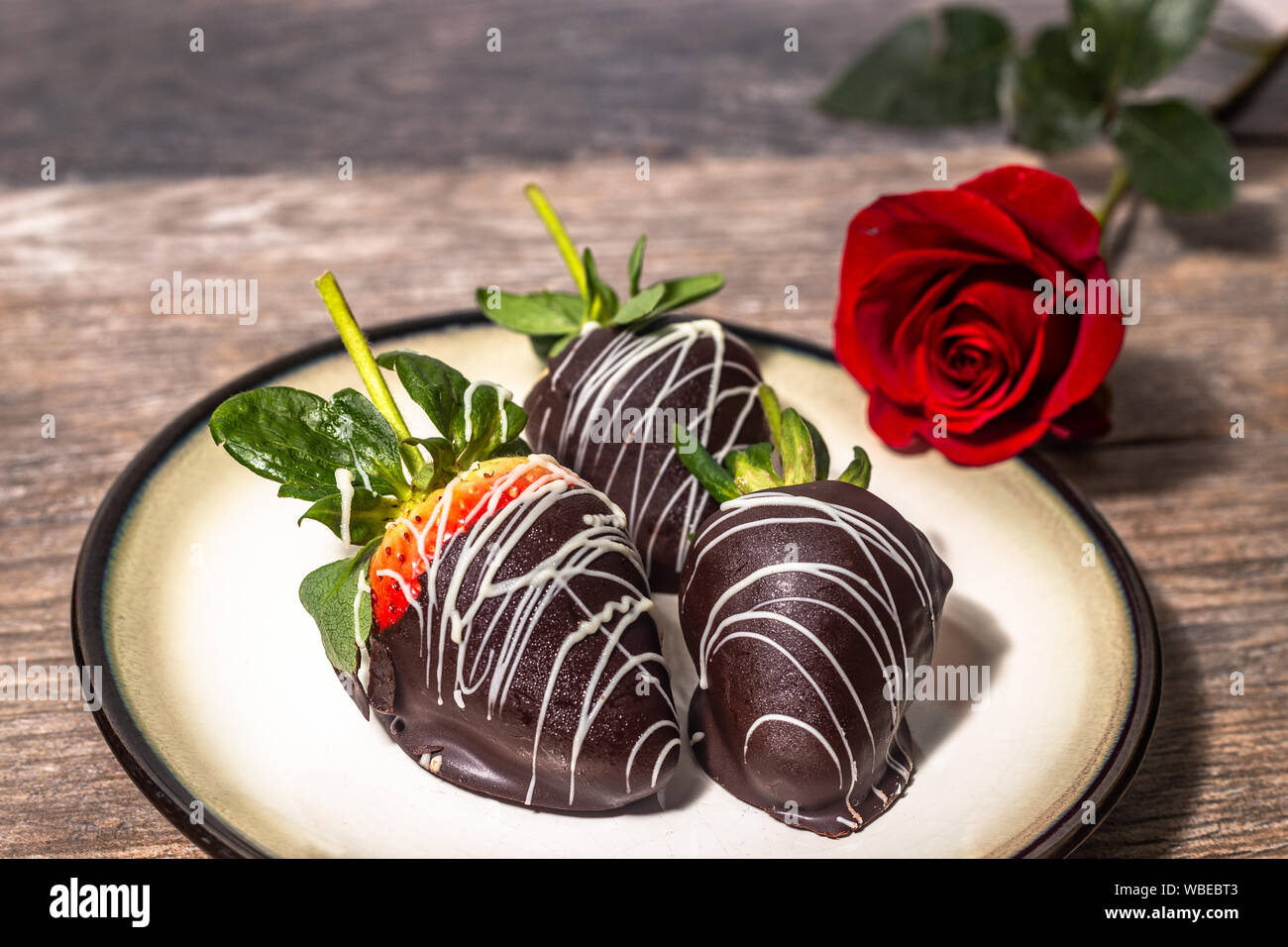 Roses romantiques et des fraises au chocolat Banque D'Images
