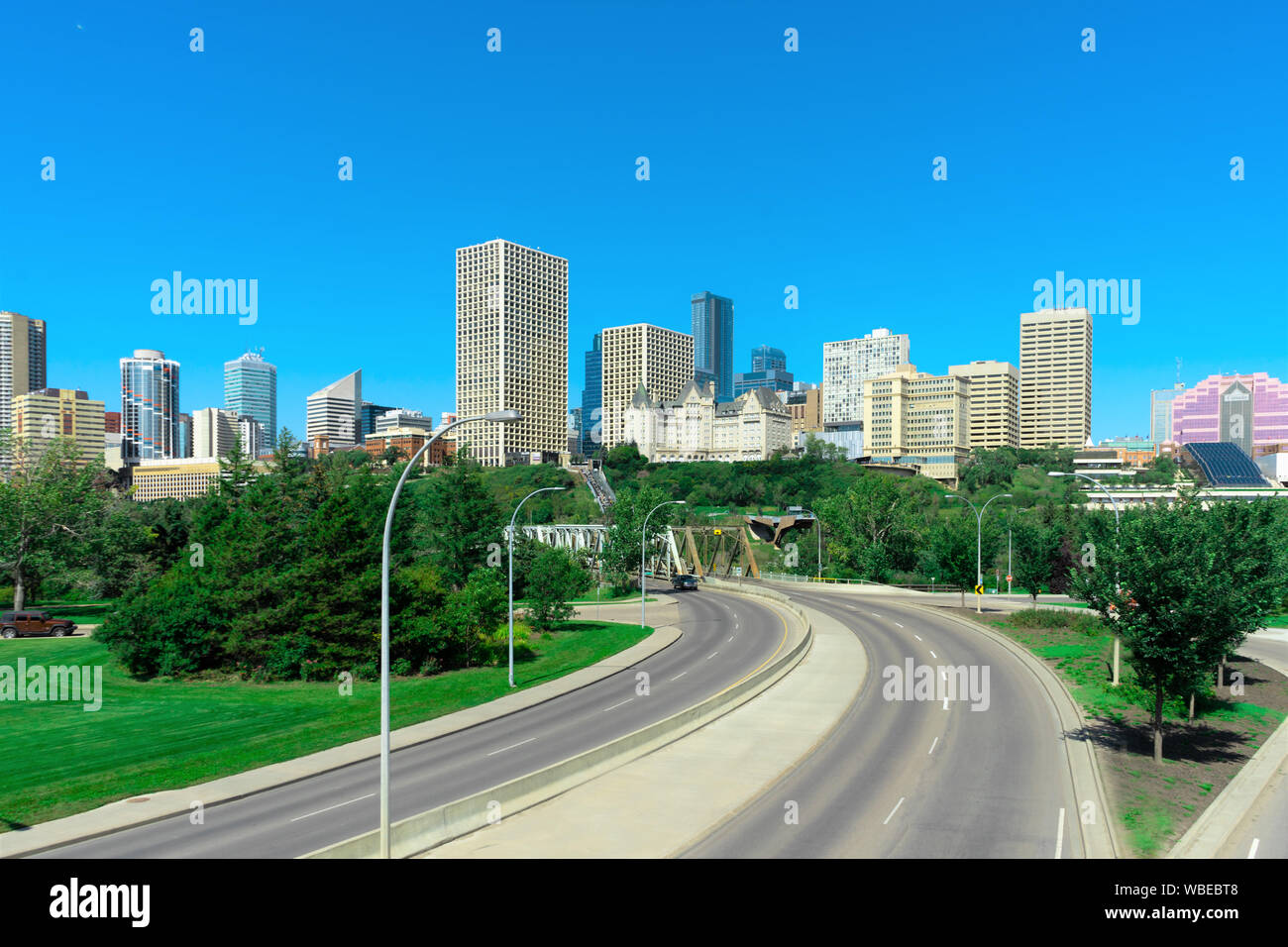 Vue imprenable sur le centre-ville d'Edmonton, Alberta, Canada. Prise le jour d'été ensoleillé de River Valley Park. Banque D'Images