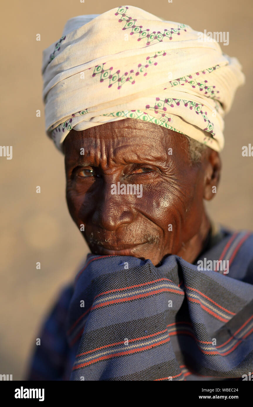 Arbore warrior en vallée de l'Omo inférieur, de l'Éthiopie. Un programme de réinstallation en cours menace les tribus dans le sud de l'Ethiopie Banque D'Images