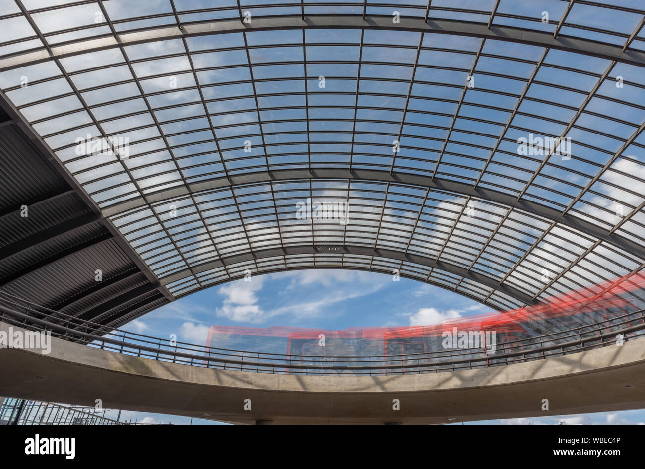 Une longue exposition photo de la gare centrale d'Amsterdam Amsterdam Central station nord côté avec toit en acier arrondi à une journée ensoleillée à la recherche vers le haut Banque D'Images