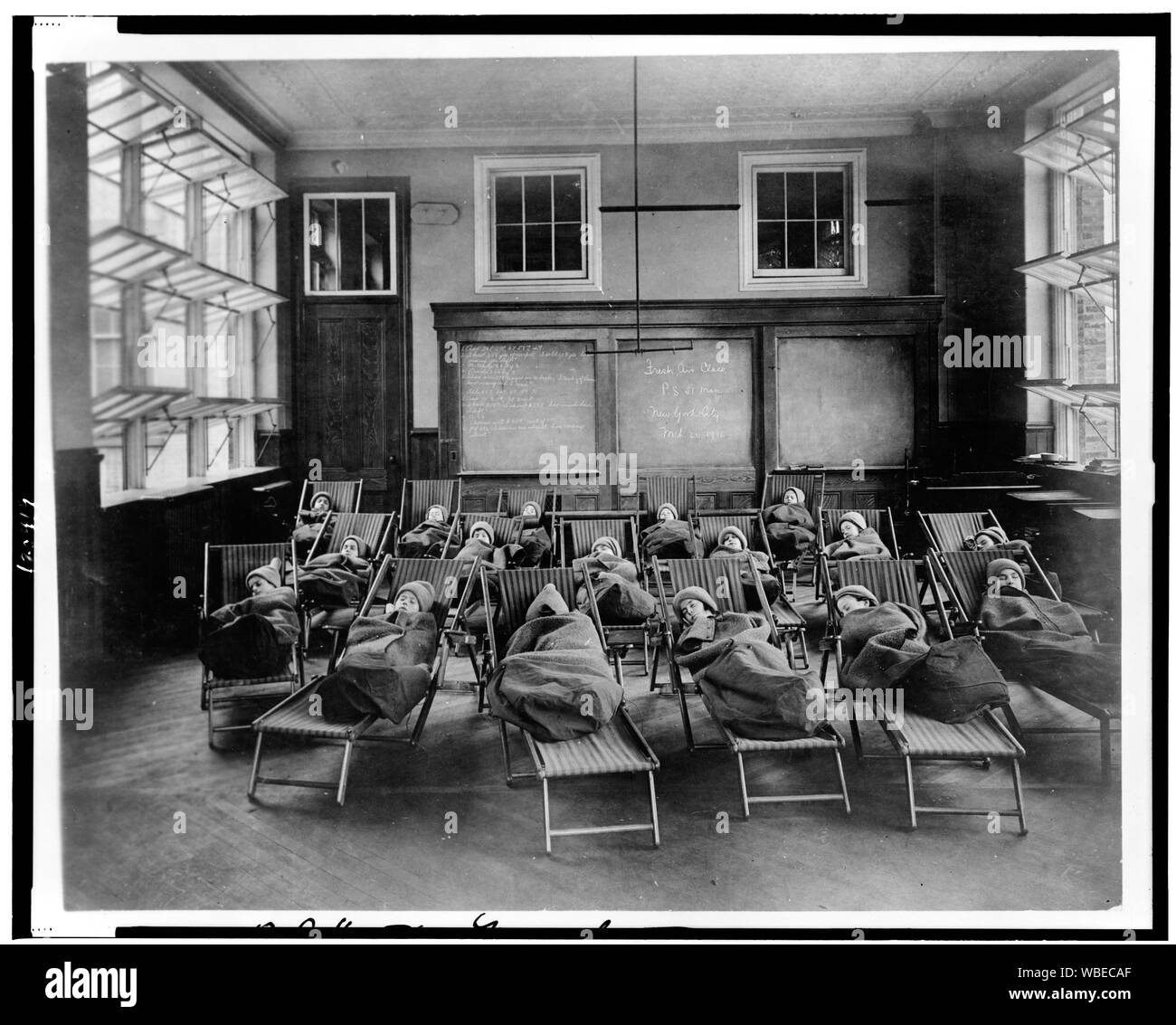 L'air frais classe -- à l'école publique # 51--Manhattan, New York City--reste ouverte 24h Résumé/medium : 1 tirage photographique. Banque D'Images