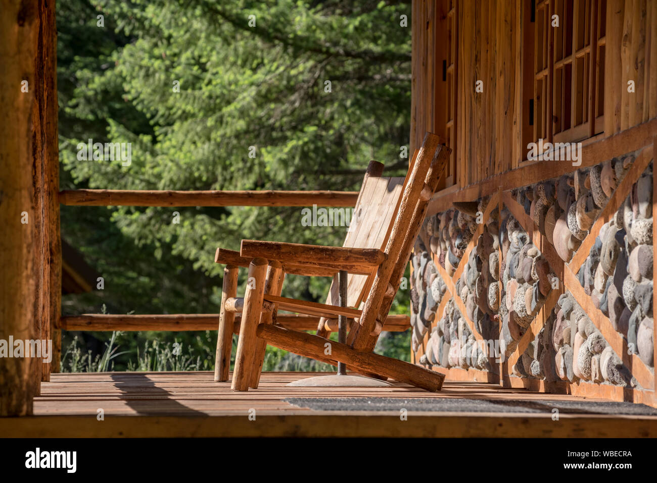 Chaise sur le porche d'une cabane à l'Minam River Lodge dans les montagnes de l'Oregon Wallowa. Banque D'Images