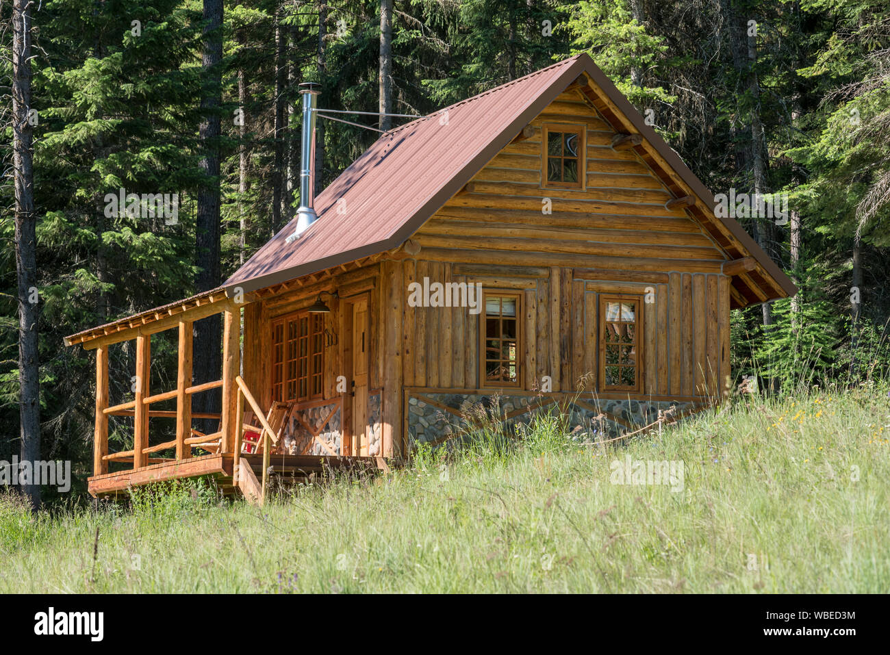 Cabane à l'Minam River Lodge dans les montagnes de l'Oregon Wallowa. Banque D'Images
