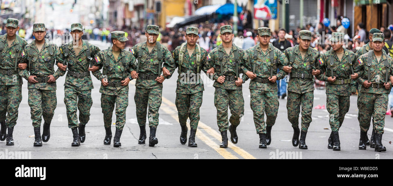 Ambato, ÉQUATEUR - Dec 15, 2015 Les soldats de l'armée - route dégagée par la marche dans les bras de l'avant du défilé de carnaval Banque D'Images
