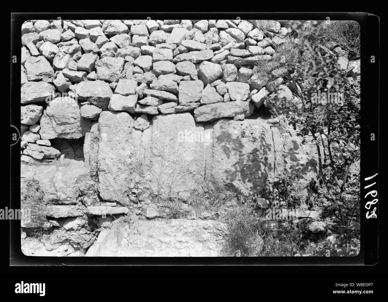 Les piscines de Salomon, à la tombe de Rachels. Suite à l'ancienne d'aqueducs, de Pilate, Roman (10ème Légion), arabe, turc et la tuyauterie. Aqueduc romain de pierres sous les décombres moderne wall, Close up montrant près du visage Articles Abstract/medium : G. Eric et Edith Matson Photograph Collection Banque D'Images