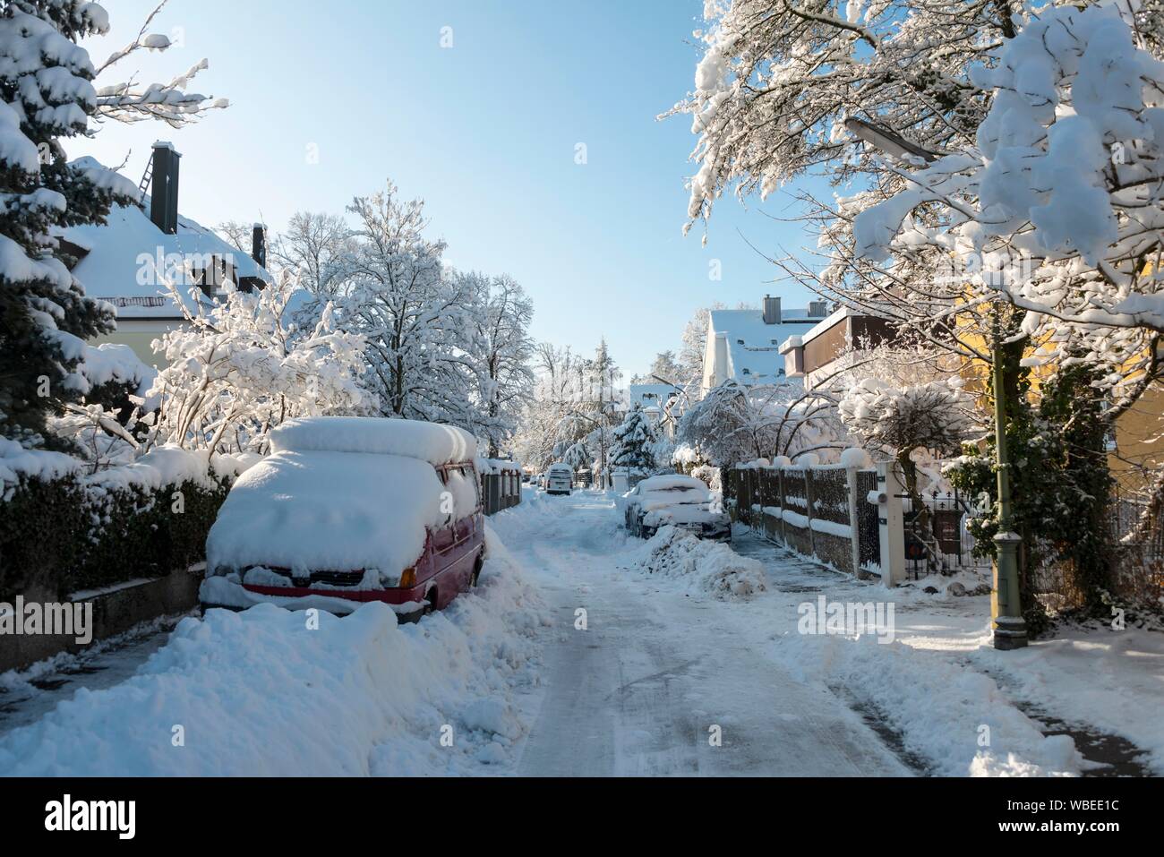 La neige dans des rues étroites avec les voitures enneigées dans la zone résidentielle, Munich, Haute-Bavière, Bavière, Allemagne Banque D'Images