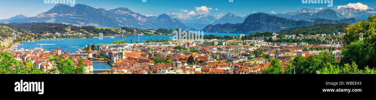 Centre-ville historique de Lucerne avec le célèbre Pont de la chapelle et le lac des Quatre-Cantons (Floralpina), Canton de Lucerne, Suisse Banque D'Images