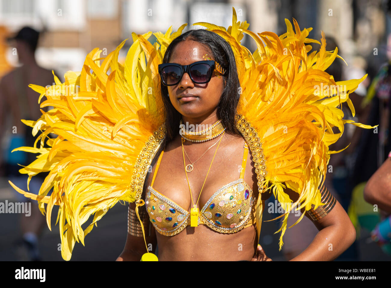Femme en costume coloré à la jamaïcaine élaborée Notting Hill Carnival Parade finale sur un jour férié lundi Banque D'Images