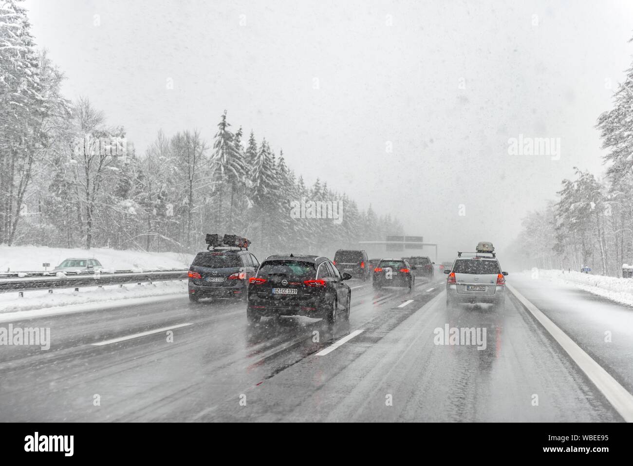 Le mauvais temps, le trafic automobile lourd lors de fortes chutes de neige et pluie sur l'autoroute A8, près de Munich, Bavière, Allemagne Banque D'Images