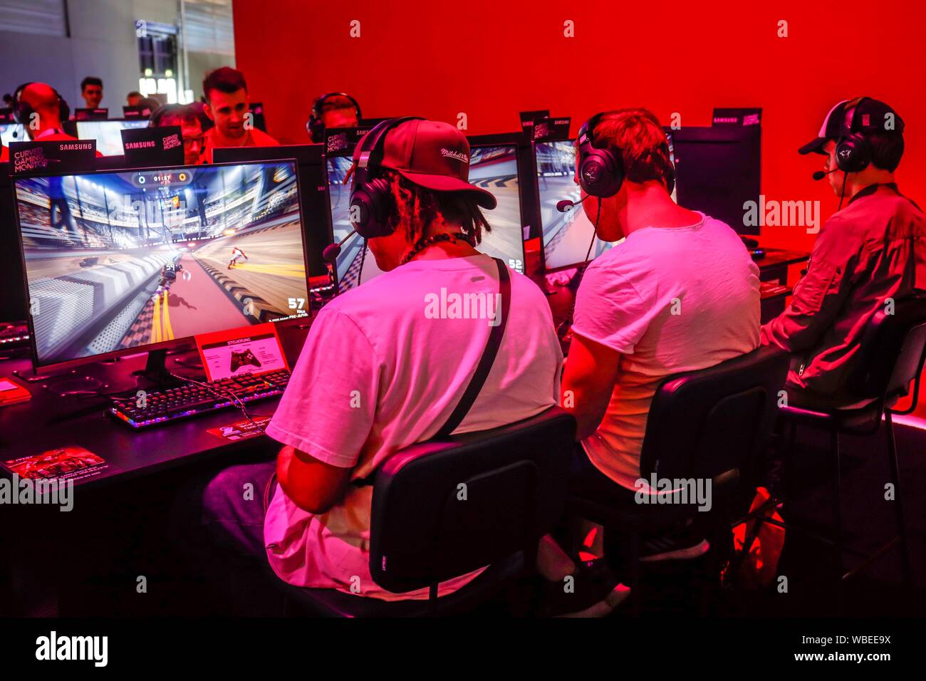 Les jeunes visiteurs à un jeu d'ordinateur en face d'écrans, juste pour l'ordinateur et les jeux vidéos, la gamescom de Cologne, Rhénanie du Nord-Westphalie, Allemagne Banque D'Images