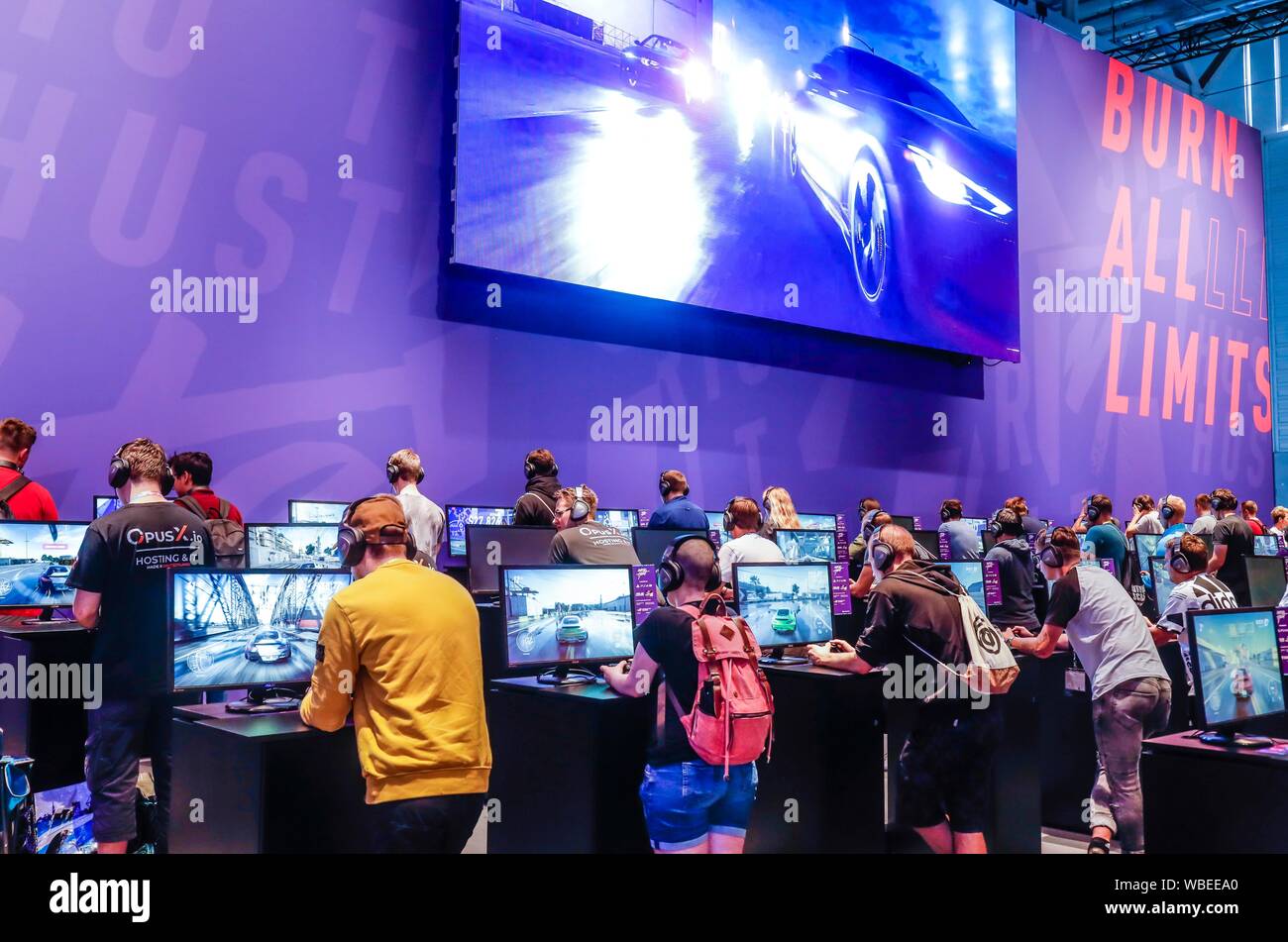 Les adolescents à Besoin de vitesse jeu de course de voiture en face d'écrans, juste pour l'ordinateur et les jeux vidéos, la gamescom de Cologne, Rhénanie du Nord-Westphalie, Allemagne Banque D'Images