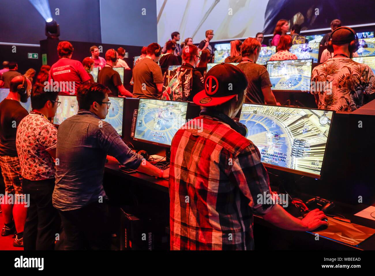 Les visiteurs du jeu vidéo Final Fantasy en face d'écrans, juste pour l'ordinateur et les jeux vidéos, la gamescom de Cologne, Rhénanie du Nord-Westphalie, Allemagne Banque D'Images